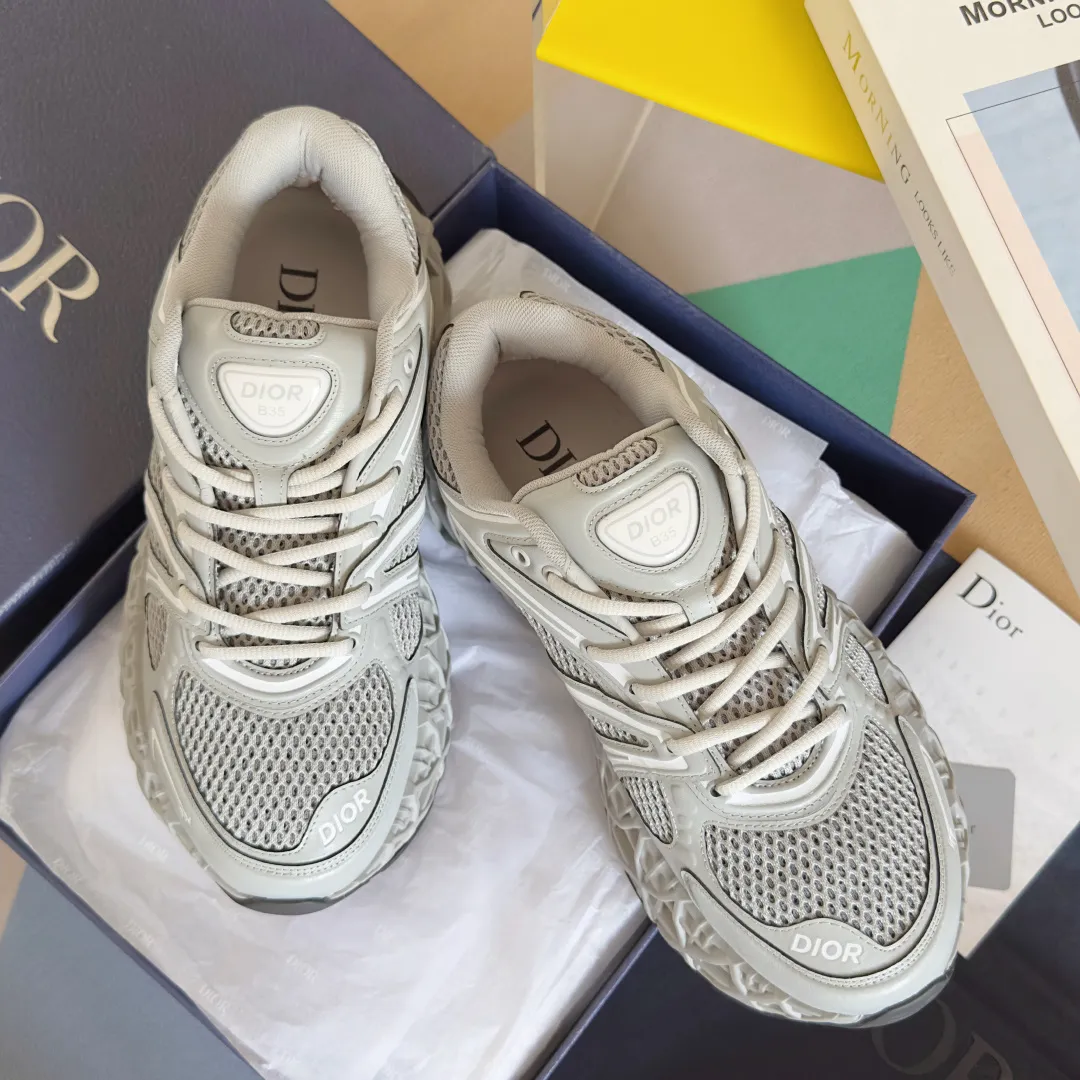 【DIOR】P:800💰 Men's 39-44. (Male 45.46 custom-made) Dior kawa Dior joint 2025ss casual sports shoes‼ ️ Reinterpret running shoes with dior’s haute couture style. b35 is made of fine-textured leather and mesh fabric materials. It can be worn in all seasons, is comfortable and breathable, and has many lines on the shoe body to outline details. It has a full retro three-dimensional feel and can create a casual look all year round!